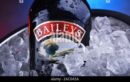 POZNAN, POL - 15.November 2019: Flasche Baileys Irish Cream, ein irischer Whiskey - und Sahne Likör, von Gilbeys in Irland gemacht. Marke owne Stockfoto