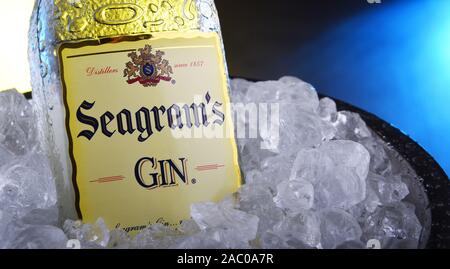 POZNAN, POL - 21.November 2019: Flasche das Seagrams am Gin, der meistverkaufte Gin in Nordamerika, produziert seit 1939. Stockfoto