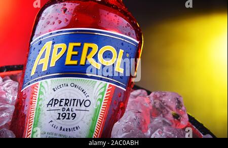 POZNAN, POL - 21.November 2019: Flasche Aperol, einem italienischen Aperitif aus Enzian, Rhabarber, und cinchona, wird es von der Campari Company produziert. Stockfoto