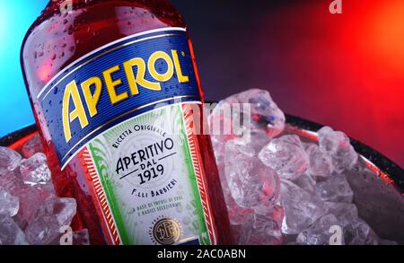 POZNAN, POL - 21.November 2019: Flasche Aperol, einem italienischen Aperitif aus Enzian, Rhabarber, und cinchona, wird es von der Campari Company produziert. Stockfoto