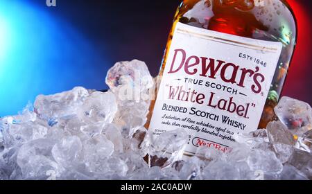 POZNAN, POL - 21.November 2019: Flasche Dewars, eine Marke der Whisky von Bacardi besessen, dem weltweit am meisten ausgezeichnet Blended Whisky Stockfoto