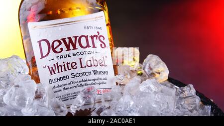 POZNAN, POL - 21.November 2019: Flasche Dewars, eine Marke der Whisky von Bacardi besessen, dem weltweit am meisten ausgezeichnet Blended Whisky Stockfoto