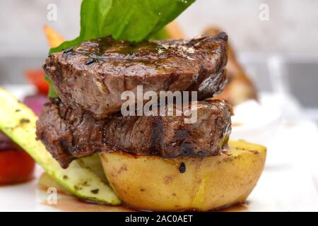 FILETSTEAK, saftiges gegrilltes Filetsteak mit gegrilltem mediterranen Gemüse und Brocolli-Maische in einem 5-Sterne-Restaurant im mediterranen Stil Stockfoto