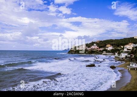 Castiglioncello, Baia del Quercetano - Blick auf die Tyrrhenische Küste in der Toskana. Italien Stockfoto