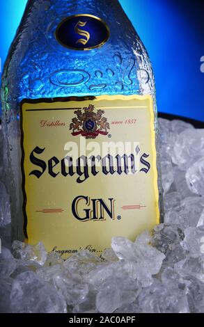 POZNAN, POL - 21.November 2019: Flasche das Seagrams am Gin, der meistverkaufte Gin in Nordamerika, produziert seit 1939. Stockfoto