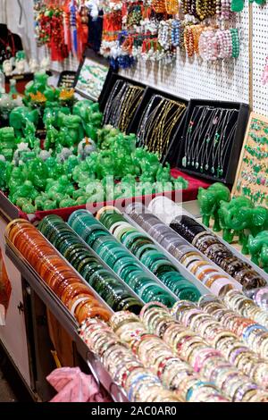 Schmuck zum Verkauf auf dem Temple Street Night Market, Hongkong Stockfoto