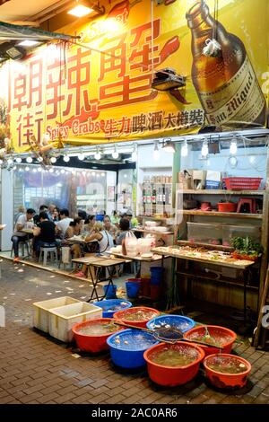 Imbissstand in der Nähe des Temple Street Night Market Mong Kok, Hongkong Stockfoto