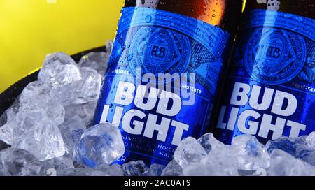 POZNAN, POL - 22.November 2019: Flaschen Bud Light Bier, eine Amerikanische light Bier, von Anheuser-Busch, 1982 eingeführt. Stockfoto