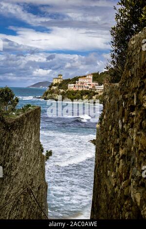 Castiglioncello, Baia del Quercetano - Blick auf die Tyrrhenische Küste in der Toskana. Italien Stockfoto