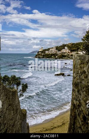 Castiglioncello, Baia del Quercetano - Blick auf die Tyrrhenische Küste in der Toskana. Italien Stockfoto