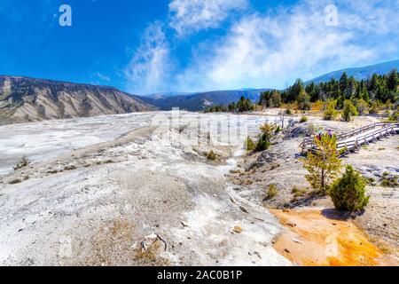 Die Hauptterrasse vulkanische Landschaft in Mammoth Hot Springs, Yellowstone National Park, Wyoming, USA. Stockfoto