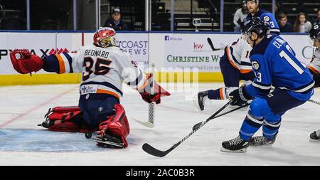 Jacksonville, USA. 27. Nov 2019. Jacksonville Eisgruben steigt linken Flügel Emerson Clark (13) Kerben Vergangenheit Greenville Sumpf Kaninchen Torwart Ryan Bednard (35) während der ersten Zeit der ein echl Professional Hockey Spiel am Veterans Memorial Arena in Jacksonville, Fla., Mittwoch, November 27, 2019. [Gary Lloyd McCullough/CSM] Credit: Cal Sport Media/Alamy leben Nachrichten Stockfoto