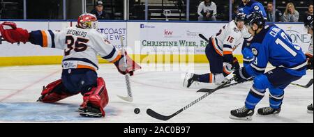 Jacksonville, USA. 27. Nov 2019. Jacksonville Eisgruben steigt linken Flügel Emerson Clark (13) Kerben Vergangenheit Greenville Sumpf Kaninchen Torwart Ryan Bednard (35) während der ersten Zeit der ein echl Professional Hockey Spiel am Veterans Memorial Arena in Jacksonville, Fla., Mittwoch, November 27, 2019. [Gary Lloyd McCullough/CSM] Credit: Cal Sport Media/Alamy leben Nachrichten Stockfoto