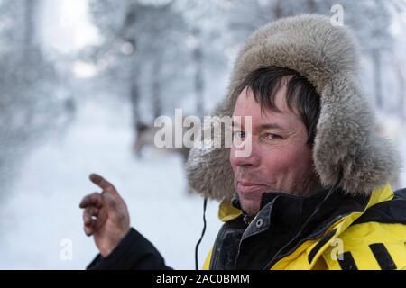 Finnland, Inari - Januar 2019: lappländische Rentierzüchter trägt eine traditionelle samische Pelzmütze Stockfoto