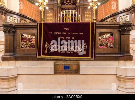 Stadtzentrum Brüssel/Belgien - 02 16 2019 - Interior Design der Jüdischen Synagoge Europas mit einem goldenen roten Teppich, im Hebräischen ist das Stockfoto