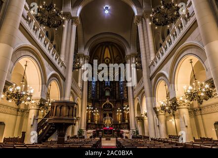 Stadtzentrum Brüssel/Belgien - 02 16 2019 - Interior Design der Jüdischen Synagoge Europas mit einem goldenen roten Teppich, im Hebräischen ist das Stockfoto