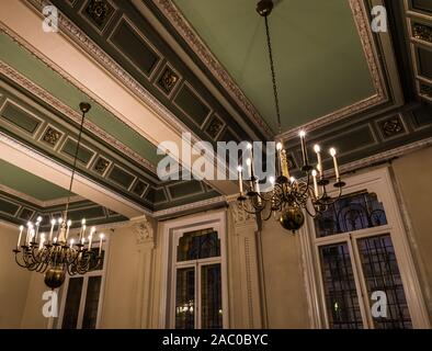 Stadtzentrum Brüssel/Belgien - 02 16 2019 - Interior Design der Jüdischen Synagoge Europas mit einem goldenen roten Teppich, im Hebräischen ist das Stockfoto