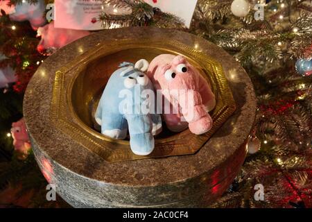 Basthorst, Deutschland. 29 Nov, 2019. Zwei Ottifanten, gespendet von Otto Waalkes, liegen in der Taufkapelle der St. Mary's Kirche. Weihnachtsbäume von Prominenten eingerichtet werden Auf den Abend zugunsten der verschiedenen nicht versteigert werden gemeinnützige Organisationen. Quelle: Georg Wendt/dpa/Alamy leben Nachrichten Stockfoto