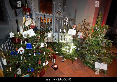 Basthorst, Deutschland. 29 Nov, 2019. Geschmückten Weihnachtsbaum stand in der Kirche St. Maria. Die Weihnachtsbäume, die von Berühmtheiten eingerichtet, werden Sie an der Charity Abend zugunsten der verschiedenen karitativen Organisationen versteigert werden. Quelle: Georg Wendt/dpa/Alamy leben Nachrichten Stockfoto