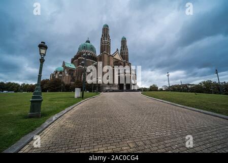 Koekelberg, Region Hauptstadt Brüssel/Belgien - 10 30 2019: Monumentale Blick über die Basilika des Heiligen Herzens und der Pfad und Recht Stockfoto