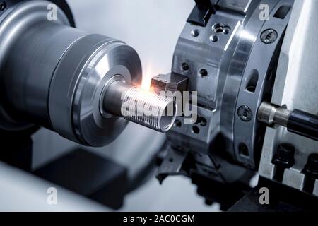 Metall schneiden und Umformen mit CNC-Maschinen, hochpräzise Technologie im Maschinenbau. Stockfoto