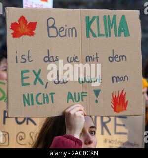 Köln, Deutschland. 29 Sep, 2019. Aktivistinnen marschieren für Maßnahmen gegen den Klimawandel und die Schilder in Englisch und/oder Deutsch. Den Angaben zufolge etwa 20.000 Menschen nahmen an, dass diese Demonstration, Kredit: Hdh/Alamy Leben Nachrichten. Menschen auf der Straße, für Freitag für die Zukunft Stockfoto