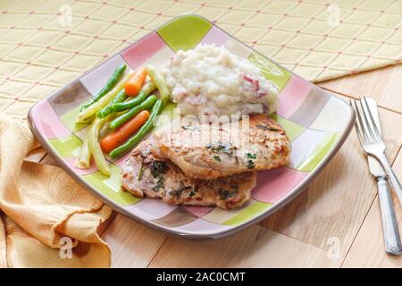 Salbei und Rosmarin BBQ Schweinekoteletts mit Haut - auf Kartoffelpüree und grünen Bohnen Stockfoto