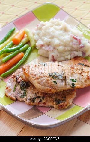 Salbei und Rosmarin BBQ Schweinekoteletts mit Haut - auf Kartoffelpüree und grünen Bohnen Stockfoto