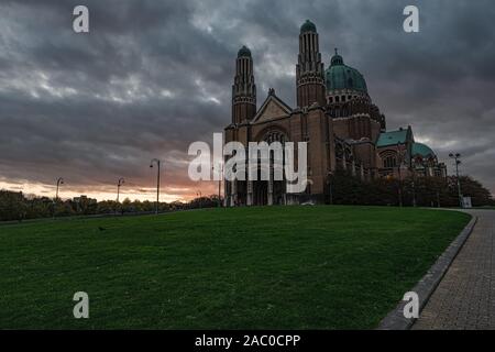 Koekelberg, Region Hauptstadt Brüssel/Belgien - 10 30 2019: Monumentale Blick über die Basilika des Heiligen Herzens und der Pfad und Recht Stockfoto