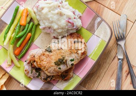 Salbei und Rosmarin BBQ Schweinekoteletts mit Haut - auf Kartoffelpüree und grünen Bohnen Stockfoto