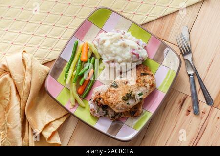 Salbei und Rosmarin BBQ Schweinekoteletts mit Haut - auf Kartoffelpüree und grünen Bohnen Stockfoto