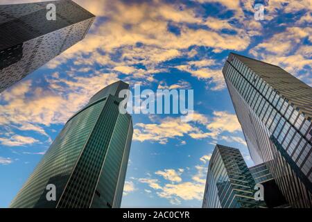 Silhouetten der Wolkenkratzer in der Stadt auf einem Sonnenuntergang Himmel Hintergrund. Stockfoto