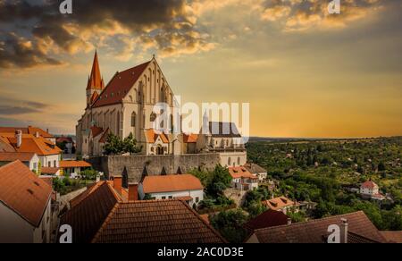 St.-Nikolaus-Kirche in Znaim bei Sonnenuntergang. Sommerabend. Der Tschechischen Republik. Stockfoto