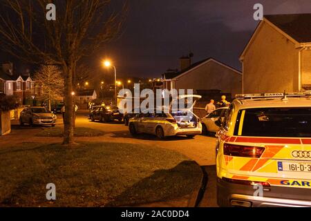 Cork, Irland. 29. Nov 2019. Schießen in Chapelgate, Ballyvolane, Cork City. Um 7:45 heute mehrere Einheiten einer Gardai Garda Siochana einschließlich unmarkierte Autos, Armed Response gekennzeichnet und Autos einem Schießen in Chapelgate Ballyvolane teilnahmen, sagten Zeugen gibt es bis zu 6 Aufnahmen in der Immobilien, kurz bevor die Gardai zur Szene hetzte gefeuert. Credit: Damian Coleman/Alamy leben Nachrichten Stockfoto