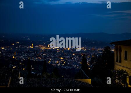 Toskana. Florenz - Blick auf die Stadt bei Nacht. Foto von Fiesole Dorf übernommen. Italien Stockfoto