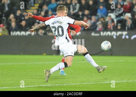 Swansea, Wales, UK. 29 Nov, 2019. Aleksandar Mitrovic von Fulham (versteckte) erzielt sein Seiten 2. Ziel der Sky Bet Championship Match zwischen Swansea City und Fulham in der Liberty Stadium, Swansea am Freitag, 29. November 2019. (Credit: Jeff Thomas | MI Nachrichten) Redaktionelle Verwendung. Credit: MI Nachrichten & Sport/Alamy leben Nachrichten Stockfoto