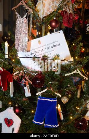 Basthorst, Deutschland. 29 Nov, 2019. Ein Weihnachtsbaum dekoriert mit kleinen Kleider von Guido Maria Kretschmer steht in der Kirche St. Marien. Weihnachtsbäume von Prominenten eingerichtet werden Auf den Abend zugunsten der verschiedenen nicht versteigert werden gemeinnützige Organisationen. Quelle: Georg Wendt/dpa/Alamy leben Nachrichten Stockfoto