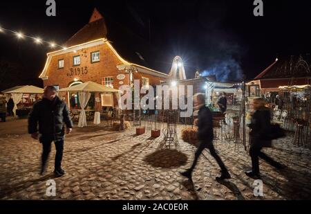 Basthorst, Deutschland. 29 Nov, 2019. Besucher Spaziergang über den Weihnachtsmarkt auf Gut Basthorst. Wischen (Wirkung Durch lange Belichtungszeit) Credit: Georg Wendt/dpa/Alamy leben Nachrichten Stockfoto