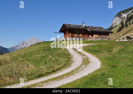 Idyllische woolden Berghütte bei Kallbrunnalm in der Nähe von Lofer, Österreich, im Herbst Stockfoto