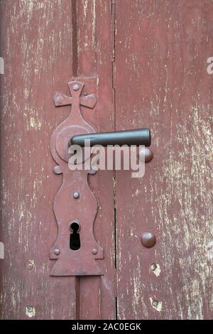 Alte Tür mit einem Metall Türgriff und Schlüsselloch Stockfoto