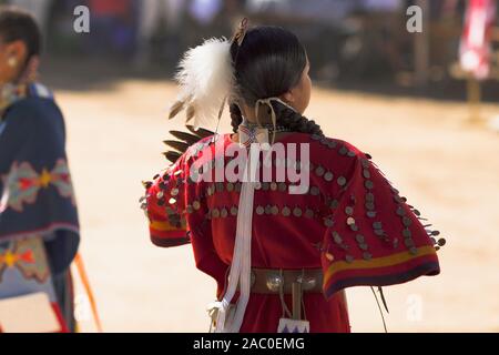 Pow Wow. Indianerin durchführen. Details der Kleidung. Chumasch Tag Powwow und Intertribal Sammeln, Santa Barbara County, Kalifornien. Stockfoto