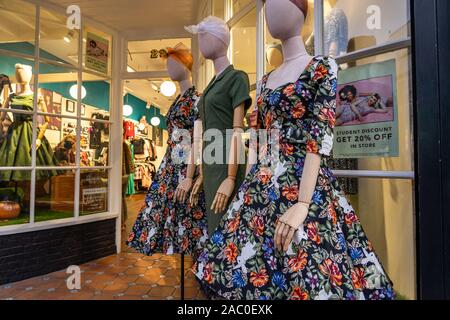 1940s Style Kleider angezeigt außerhalb einer Shop Stockfoto