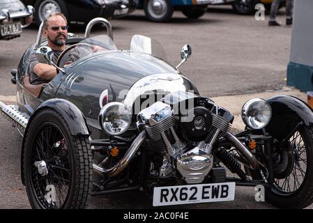 Morgan Three-Wheeler verlässt eine Oldtimer-Show in Hampshire, Großbritannien Stockfoto