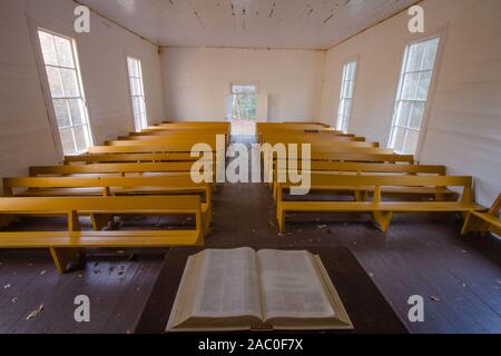 Den Blick auf ein Land, Kirche von der Kanzel mit einem offenen Bibel. Stockfoto