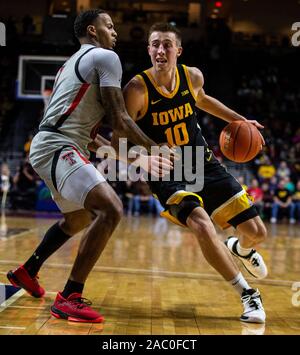 Las Vegas, USA. 28. Nov 2019. Iowa Hawkeyes guard Joe Wieskamp (10) Laufwerke an den Korb während der NCAA Men's Basketball Continental Tire Las Vegas Invitational zwischen Texas Tech-roten Räuber und die Iowa Hawkeyes 72-61 gewinnen in der Orleans Arena in Las Vegas, NV. Thurman James/CSM Credit: Cal Sport Media/Alamy leben Nachrichten Stockfoto