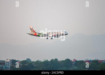 Hanoi, Vietnam - 23. Oktober 2019: ein jetstar Pacific Ebene bereitet in Hanoi International Airport bei Sonnenuntergang zu landen Stockfoto