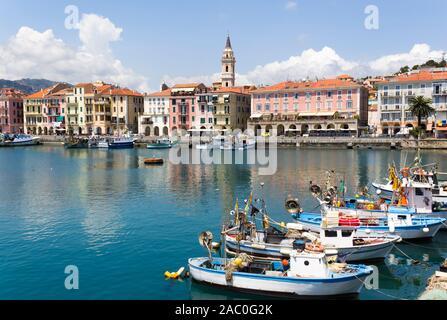 Italien, Ligurien, der antike Hafen der Provinz Imperia Oneglia mit Fischerbooten und bunten Häusern Stockfoto