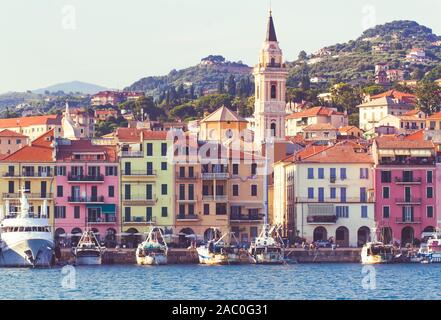 Italien, Ligurien, der antike Hafen der Provinz Imperia Oneglia mit Fischerbooten und bunten Häusern Stockfoto