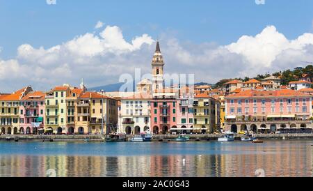 Italien, Ligurien, der antike Hafen der Provinz Imperia Oneglia mit Fischerbooten und bunten Häusern Stockfoto