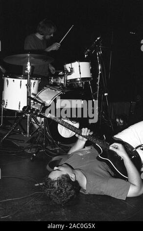 Mark Robinson von der amerikanischen Indie-Band Unrest tritt am 11th. September 1992 in The Underworld, London, England auf. Stockfoto